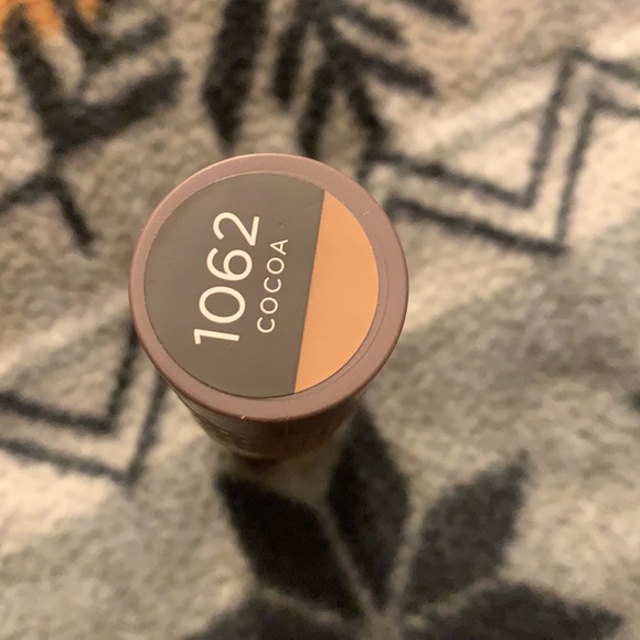 Burt’s Bees liquid foundation in the shade 1060 - Picture 3 of 4